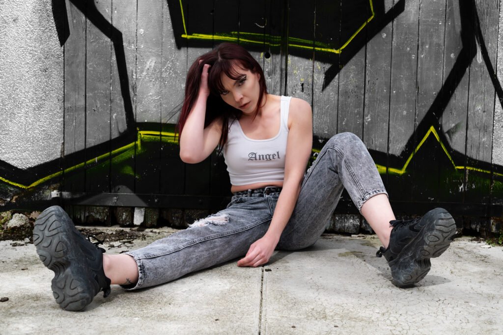 Jeune femme sexy en jean et débardeur