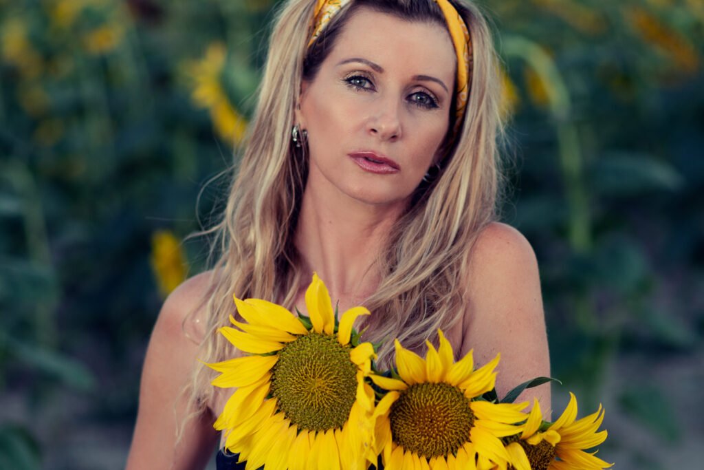 Femme avec des tournesols